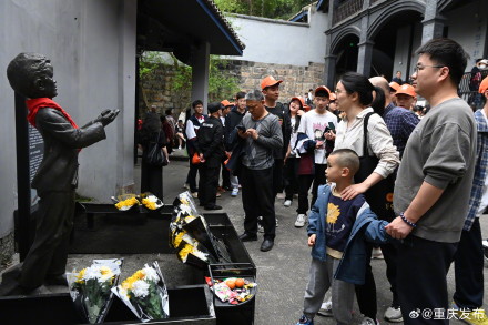 “小萝卜头”雕像前摆满零食