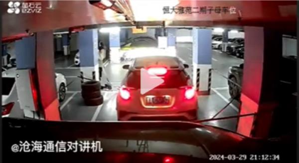 花15万元买的车位总被占，男子焊围挡封堵蹭位车！最新进展
