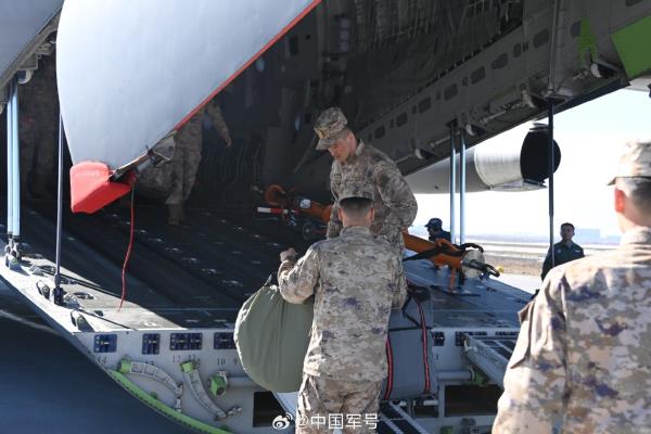 中国陆军赴俄参赛队乘运-20抵达莫斯科