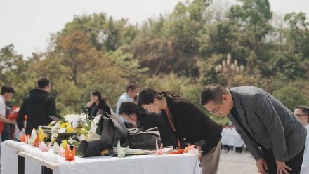 向“大体老师”致敬！重庆医科大学师生清明祭拜遗体捐献者