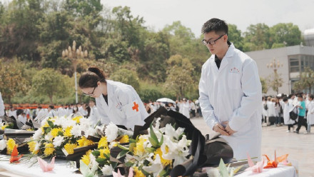 向“大体老师”致敬！重庆医科大学师生清明祭拜遗体捐献者