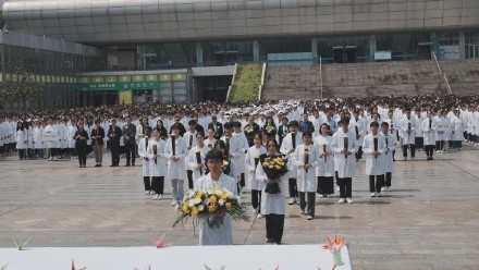 向“大体老师”致敬！重庆医科大学师生清明祭拜遗体捐献者