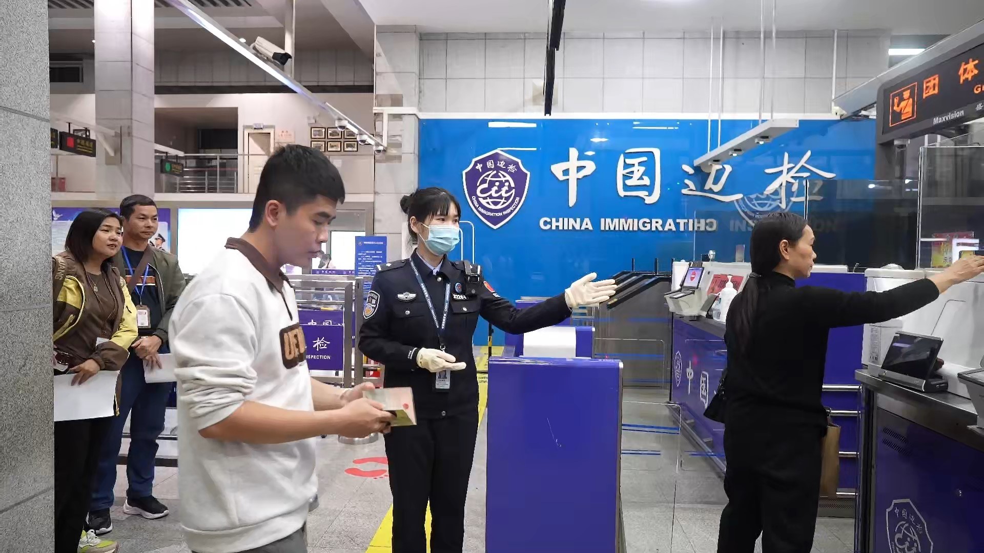 广西友谊关边检站优化通关措施 一季度验放出入境人员大幅增长 广西友谊关边检站优化通关措施 一季度验放出入境人员大幅增长