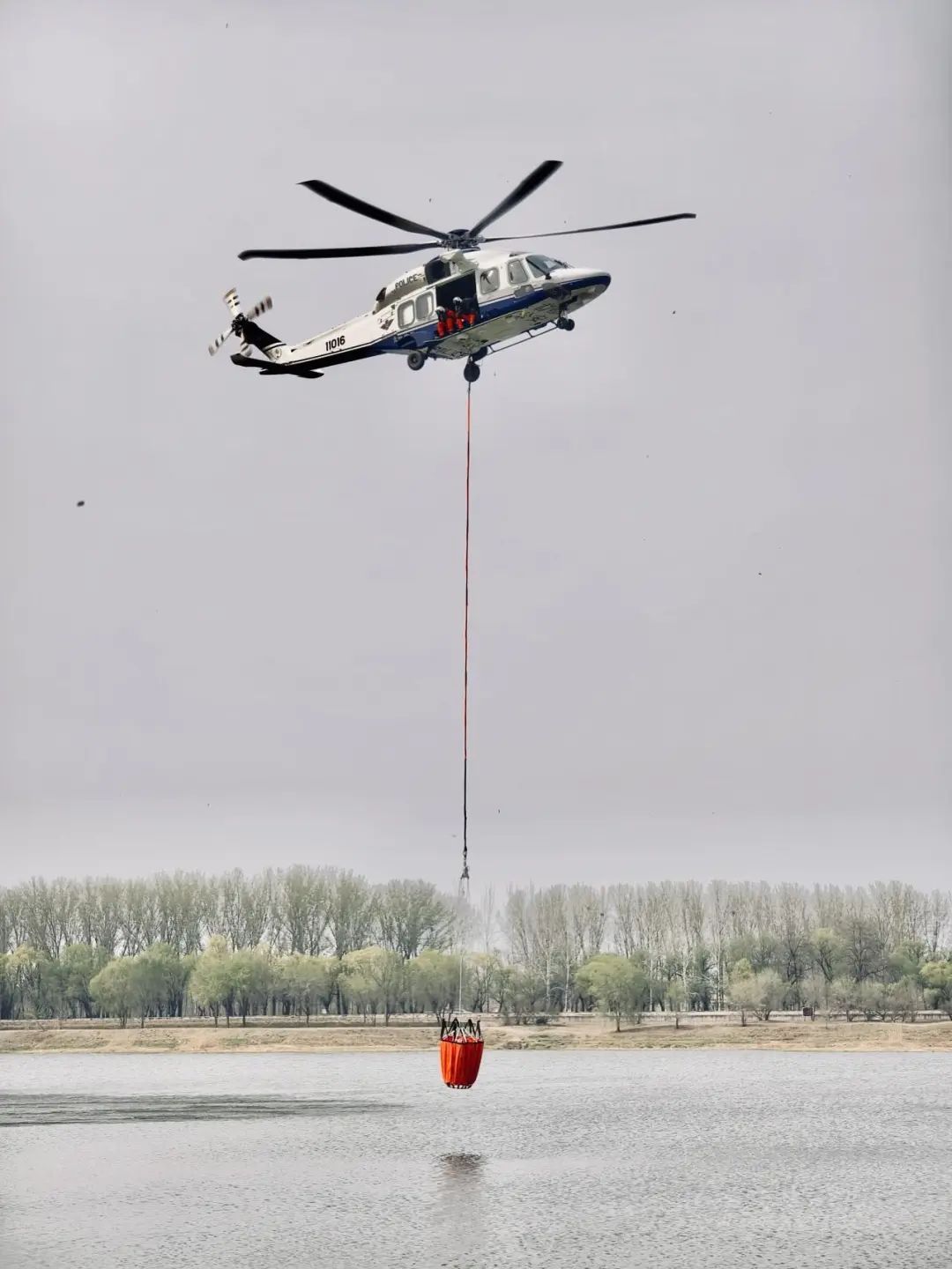 “空中警鹰”!清明期间,北京警用直升机在行动 “空中警鹰”!清明期间,北京警用直升机在行动
