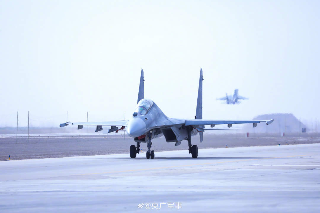 空天利刃！空军战机跨昼夜出击现场画面