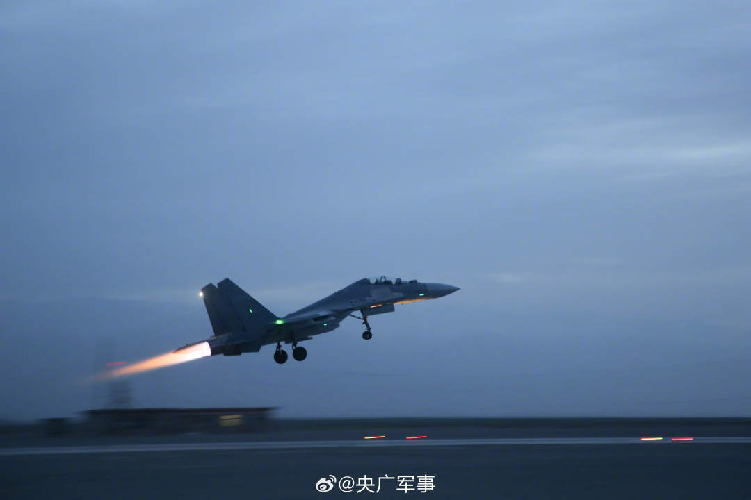空天利刃！空军战机跨昼夜出击现场画面