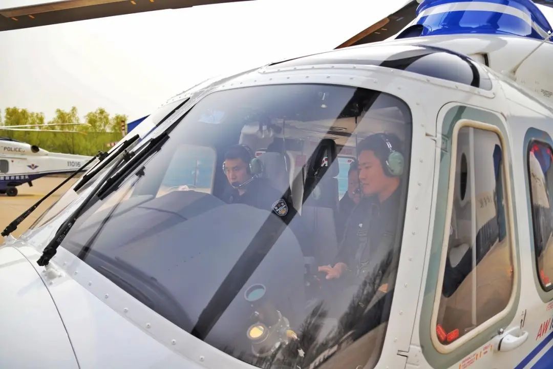 “空中警鹰”!清明期间,北京警用直升机在行动 “空中警鹰”!清明期间,北京警用直升机在行动