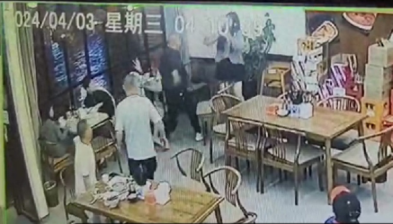 男子餐馆内搭讪16岁女孩要求其陪酒，遭拒后打人！警方深夜通报：已被刑拘