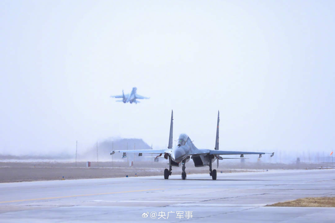 空天利刃！空军战机跨昼夜出击现场画面