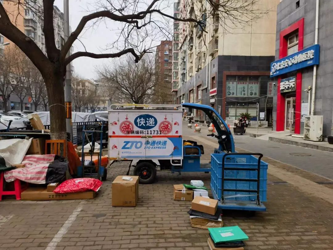 北京“不告而投”仍普遍！快递员：很难执行
