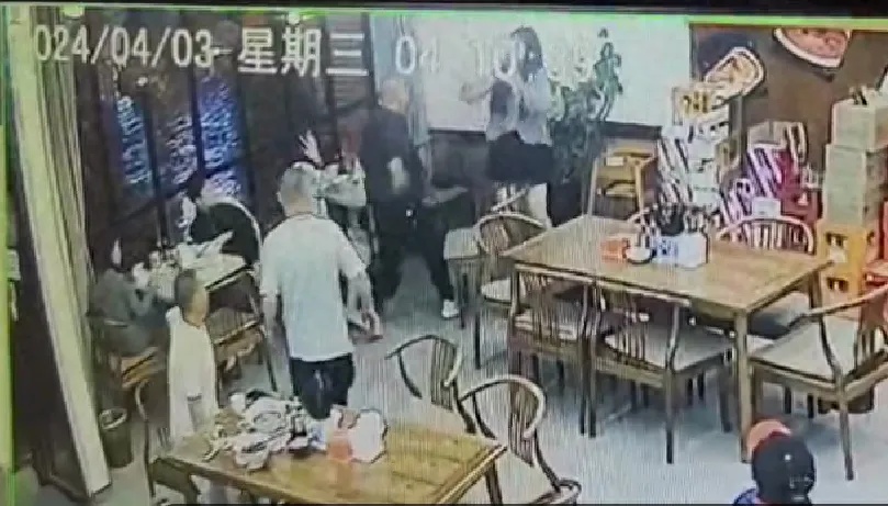 男子搭讪两名陌生女孩要求陪酒,遭拒绝后竟挥拳殴打!警方通报 男子搭讪两名陌生女孩要求陪酒,遭拒绝后竟挥拳殴打!警方通报