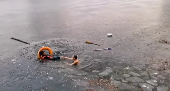 徒手破冰救人 潍坊王建民荣登全国“见义勇为勇士榜”