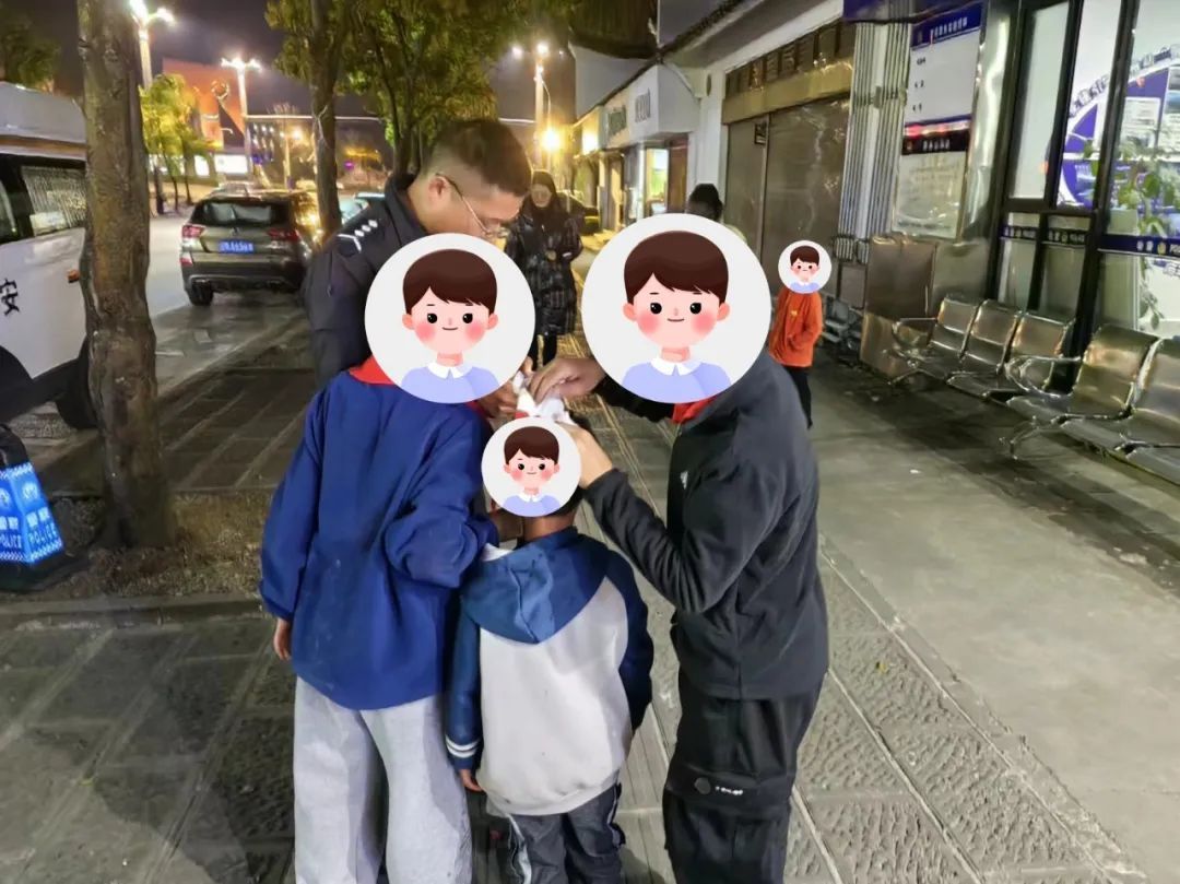 “警察叔叔,快帮帮我们!” “警察叔叔,快帮帮我们!”