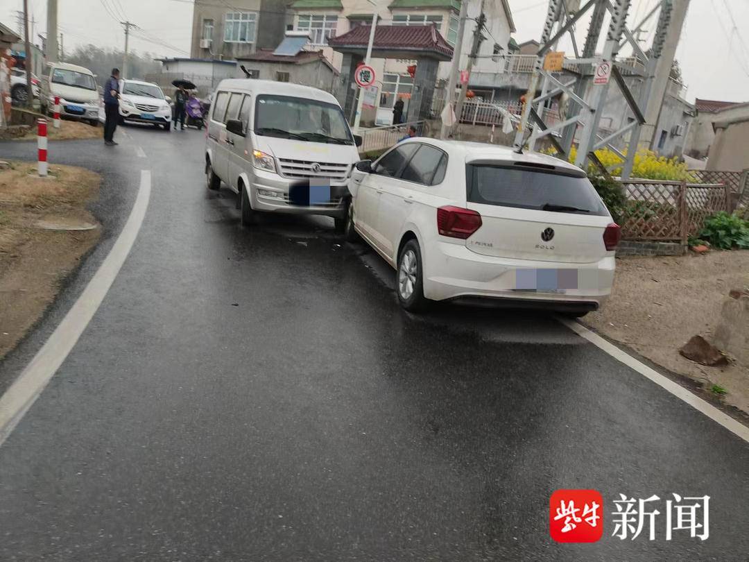 逆向行驶两车迎头相撞，车主害人害己还要担全责