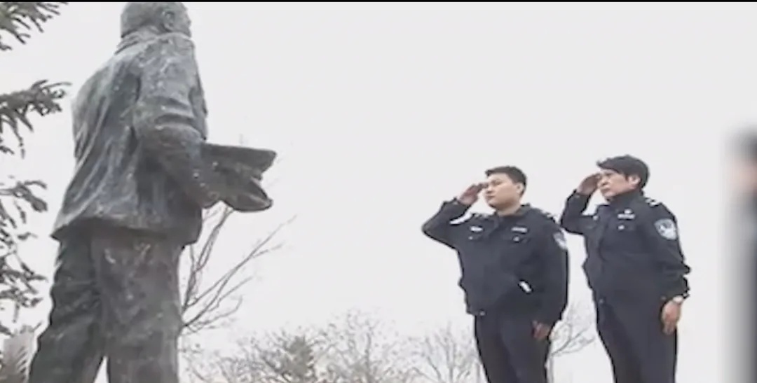 “012642”！一家三口，一个警号……