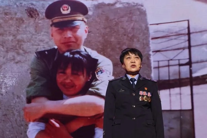 “012642”！一家三口，一个警号……