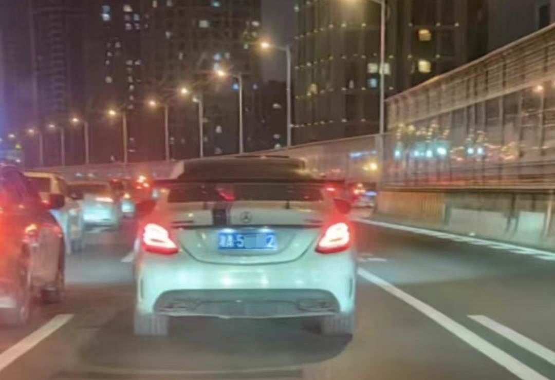 长沙一奔驰车主被罚！遇到“飙车炸街”可举报