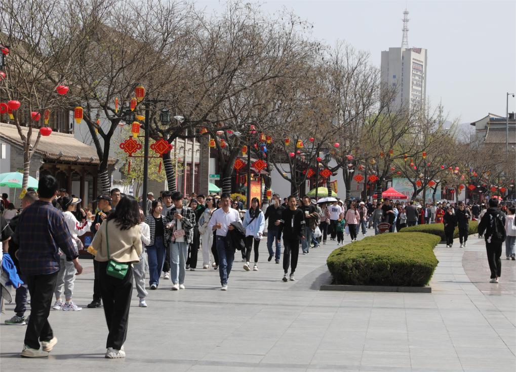 清明假期第一天 甘肃省天水市迎来大规模客流 清明假期第一天 甘肃省天水市迎来大规模客流