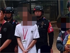 押解回国!跨国毒枭贺某落网 押解回国!跨国毒枭贺某落网