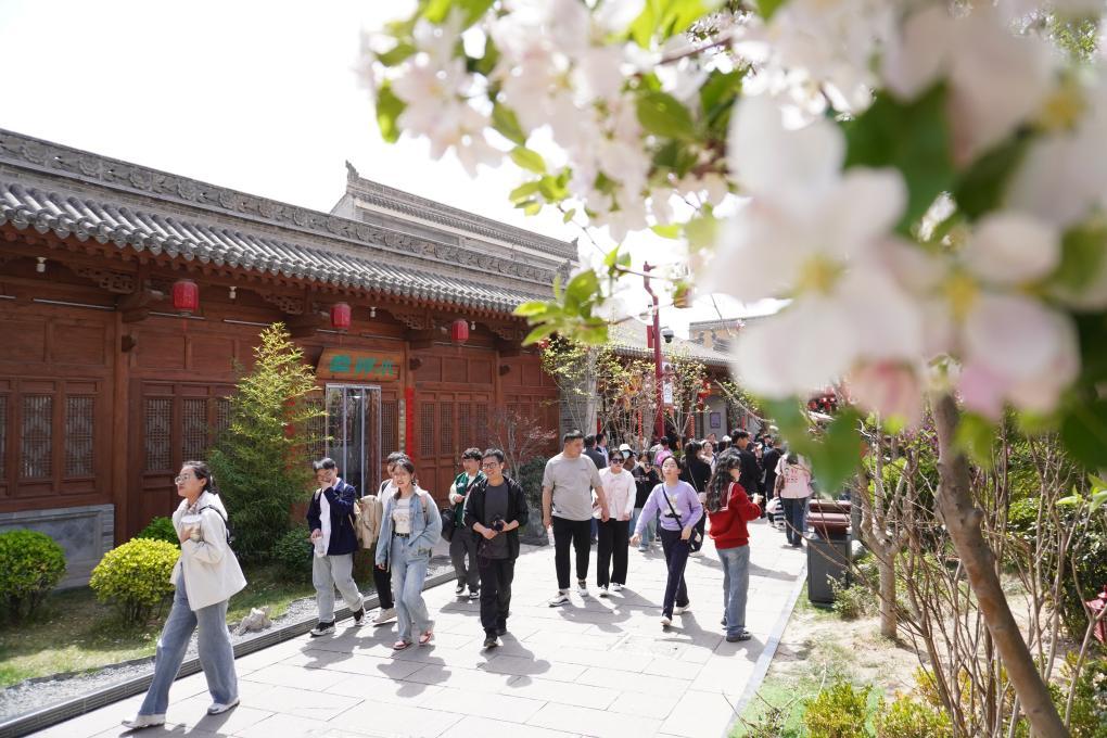 清明假期第一天 甘肃省天水市迎来大规模客流 清明假期第一天 甘肃省天水市迎来大规模客流