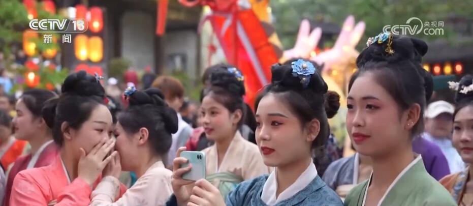 精致小团、汉服簪花……品质游市场呈现新趋势 个性化旅游增添新选择
