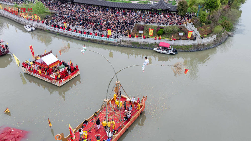 浙江桐乡举办"蚕花水会 再现非遗"高杆船技"