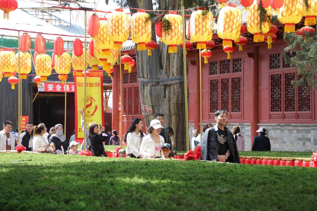 清明假期第一天 甘肃省天水市迎来大规模客流 清明假期第一天 甘肃省天水市迎来大规模客流