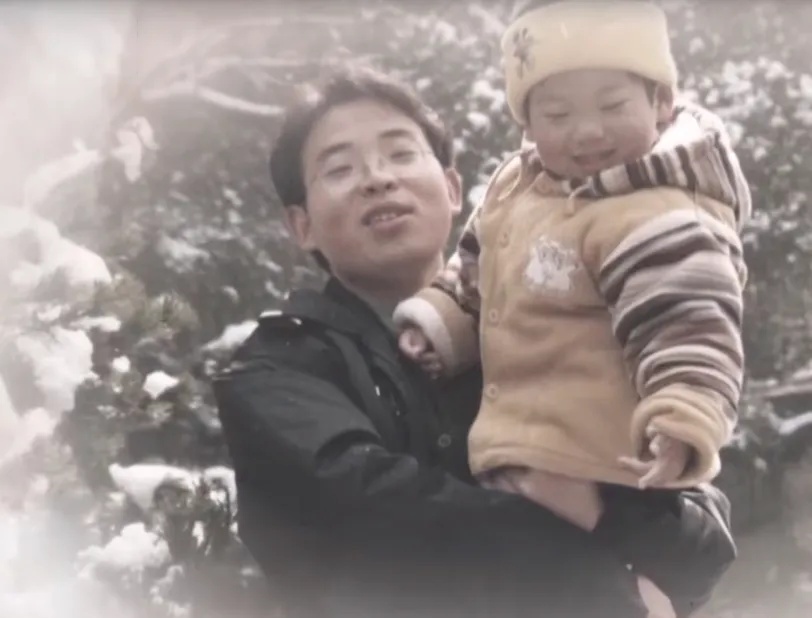 杭州派出所所长牺牲4年后，“00后”儿子的变化让人泪目！终于可以笑着谈起你......