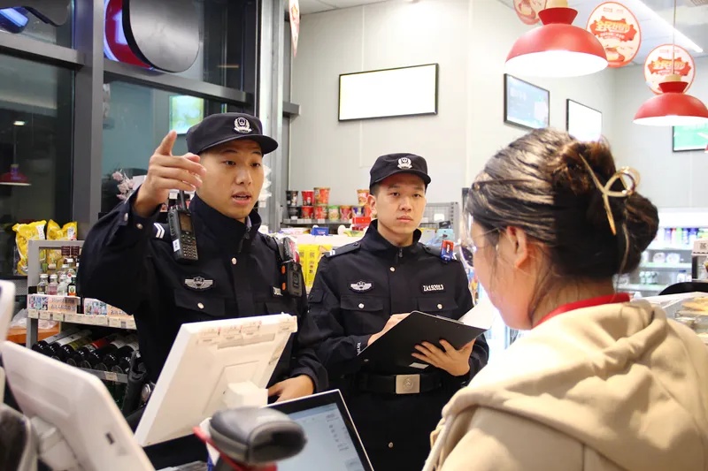 杭州派出所所长牺牲4年后，“00后”儿子的变化让人泪目！终于可以笑着谈起你......