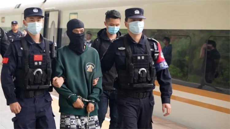 押解回国!跨国毒枭贺某落网 押解回国!跨国毒枭贺某落网