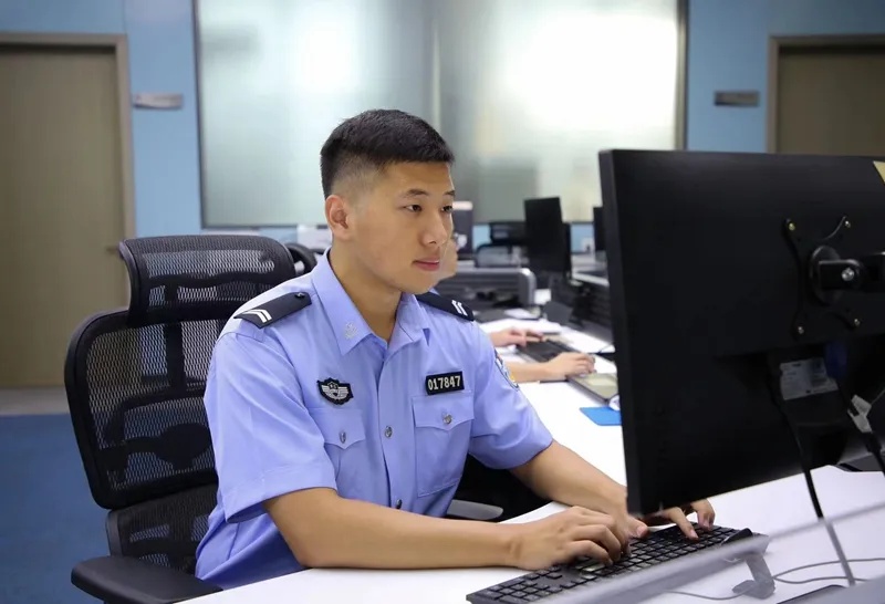 杭州派出所所长牺牲4年后，“00后”儿子的变化让人泪目！终于可以笑着谈起你......