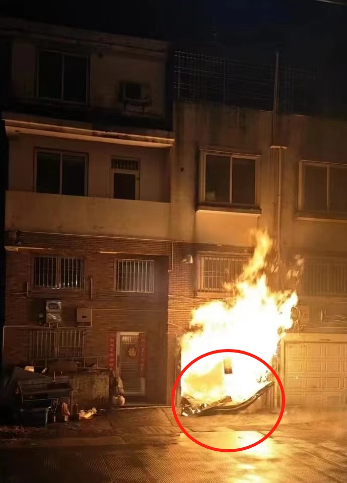 一门之隔，两幅景象！它将火抵挡在外