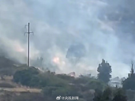 云南洱源突发山火 正在紧急扑救中