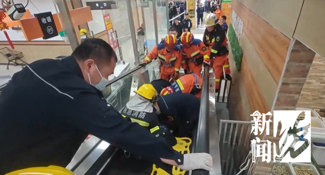 嘶吼"救命"!沪一女子逛超市时遇险,下半身陷入…所有人都要小心! 嘶吼"救命"!沪一女子逛超市时遇险,下半身陷入…所有人都要小心!