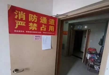 一门之隔，两幅景象！它将火抵挡在外