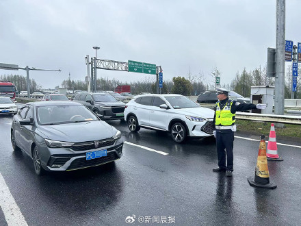上海迎清明小长假返程高峰，G40长江大桥车流高峰预计持续至明天凌晨
