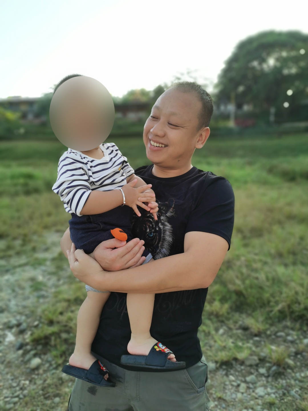 “我长大了，爸爸就回来了”