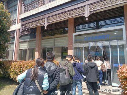 扬州市政府食堂游客队伍排到大门外