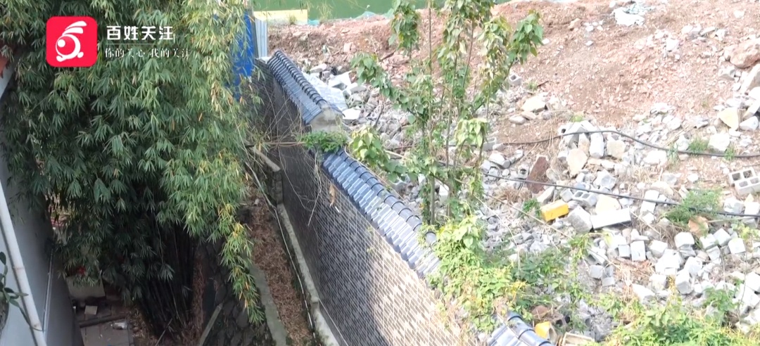 “就是故意的！”民房围墙被挖出大洞，已是第二次，房主怀疑和这个有关