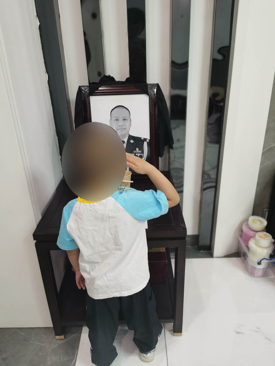 “我长大了，爸爸就回来了”