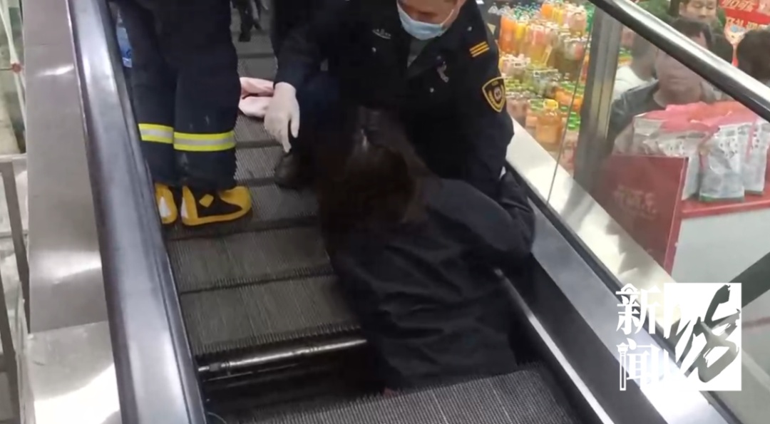 嘶吼"救命"!沪一女子逛超市时遇险,下半身陷入…所有人都要小心! 嘶吼"救命"!沪一女子逛超市时遇险,下半身陷入…所有人都要小心!