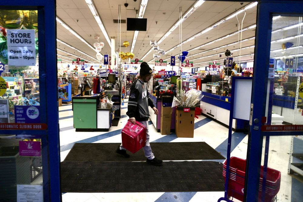 4月4日,顾客前往美国洛杉矶县阿卡迪亚市的一家"99美分商店"购物