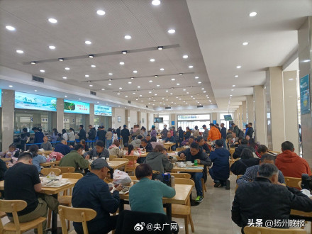 扬州市政府食堂游客队伍排到大门外