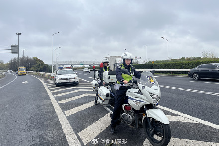 上海迎清明小长假返程高峰，G40长江大桥车流高峰预计持续至明天凌晨