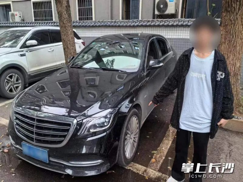 长沙街头，一辆黑色小车被民警团团围住！