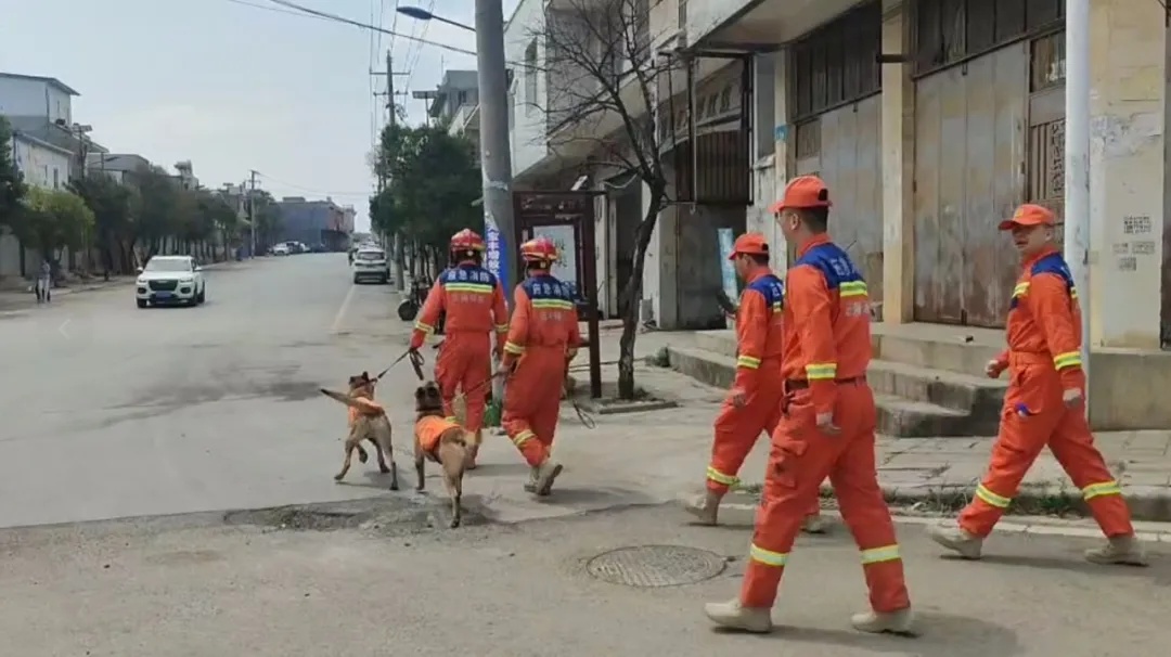 昭通鲁甸发生4.9级地震，消防救援队伍赶赴震中