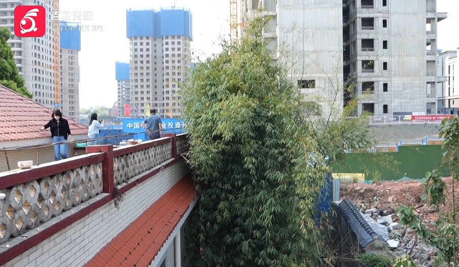 “就是故意的！”民房围墙被挖出大洞，已是第二次，房主怀疑和这个有关