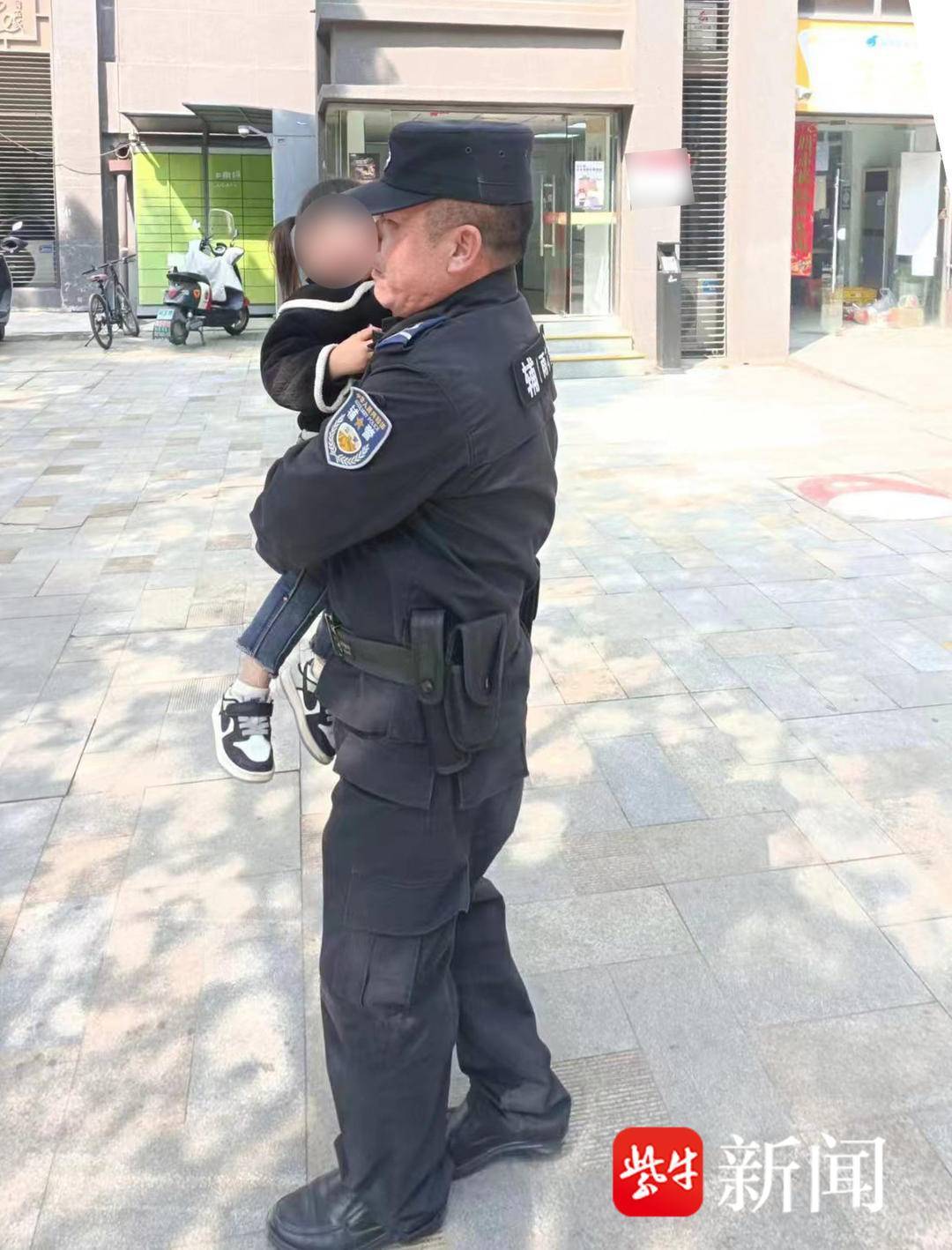 2岁萌娃不慎走失，警民接力找妈妈