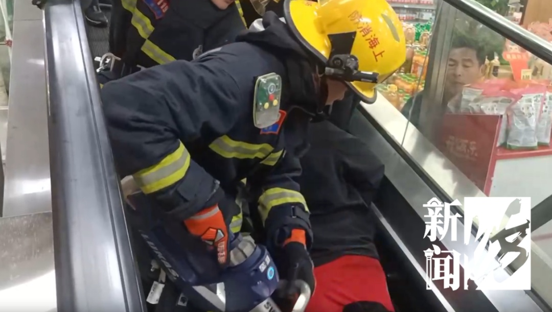 嘶吼"救命"!沪一女子逛超市时遇险,下半身陷入…所有人都要小心! 嘶吼"救命"!沪一女子逛超市时遇险,下半身陷入…所有人都要小心!