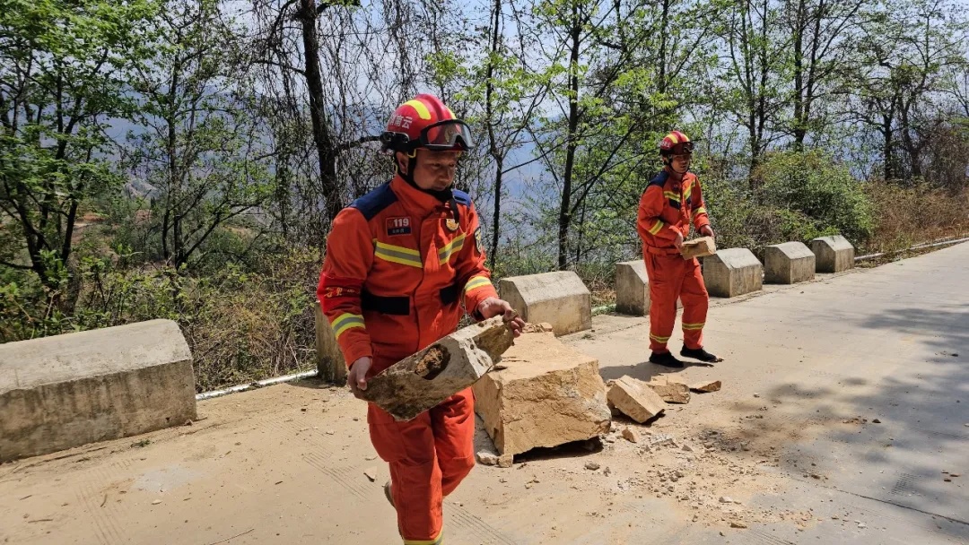 昭通鲁甸发生4.9级地震，消防救援队伍赶赴震中